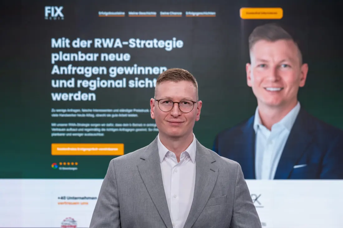 Güven Yildirim vor der Website von FIX Media mit der RWA-Strategie